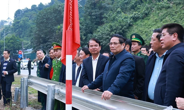 Premierminister Pham Minh Chinh überprüft das Bauprojekt der Eisenbahnstrecke Lao Cai – Hanoi – Hai Phong