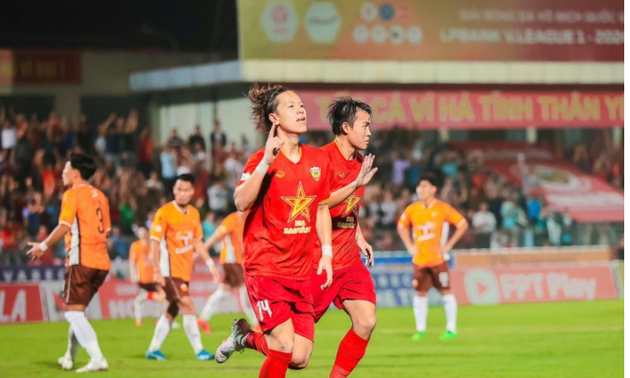 Trainer Kim Sang Sik interessiert sich für zwei junge auslandsvietnamesische Fußballspieler