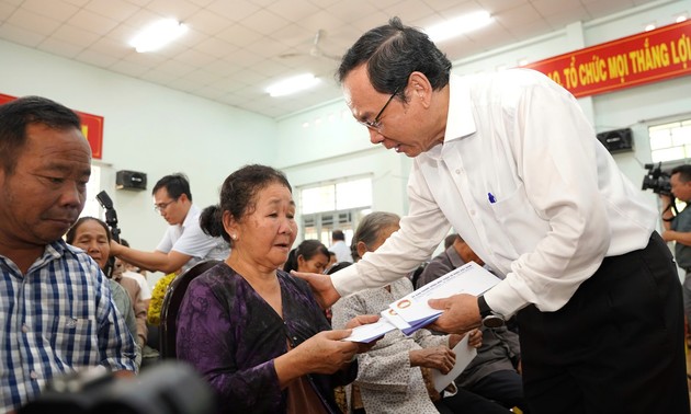 Übergabe von Tet-Geschenken und Häusern an die Menschen von Tay Ninh