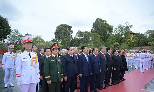 Spitzenpolitiker besuchen das Ho-Chi-Minh-Mausoleum