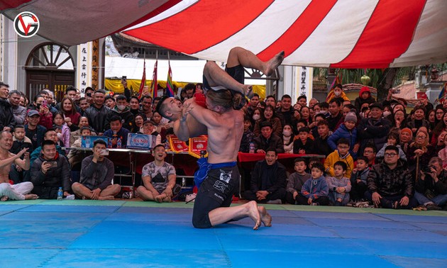 Der belarussische Ringer erringt bei einem Dorffest in Hanoi einen beeindruckenden Sieg