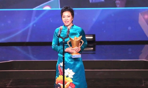 Trainerin Nguyen Thi Nhung erhält das internationale Schießtrainer-Zertifikat der Klasse A