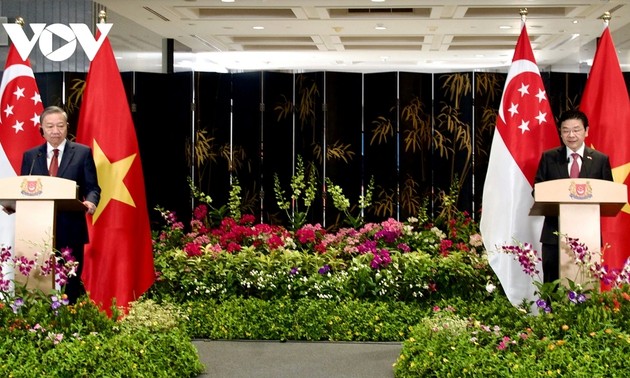 Vietnam und Singapur werten die Beziehungen zu einer umfassenden strategischen Partnerschaft auf