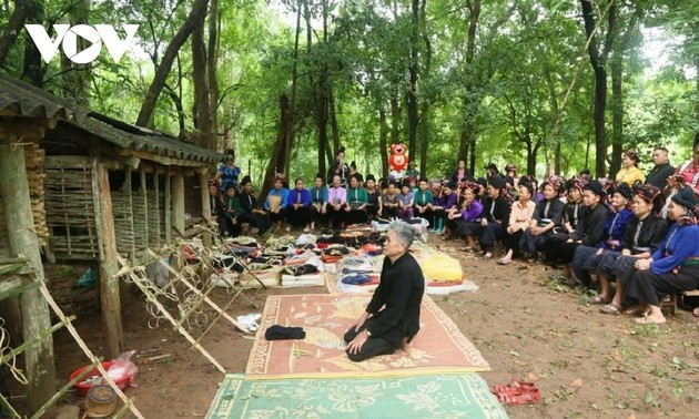 Besuch im gemeinschaftsbasierten Tourismusdorf in Yen Chau