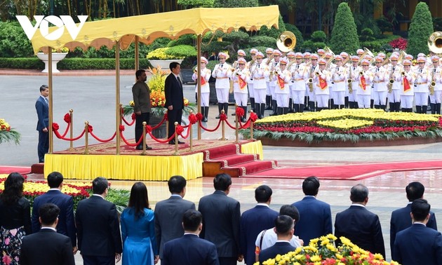 Staatspräsident Luong Cuong leitet die Empfangszeremonie für den sri-lankischen Präsidenten