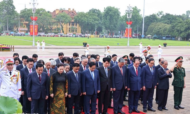 Partei- und Staatsführungskräfte besuchen das Ho-Chi-Minh-Mausoleum