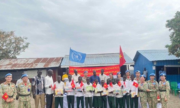 Vietnamesische Soldaten organisieren das Kinderfest für Kinder in Afrika