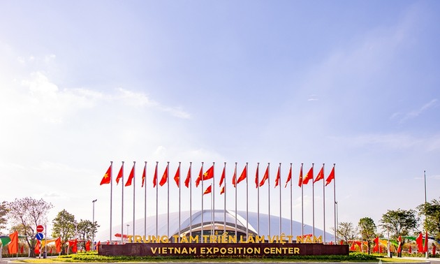 Bereit für die Eröffnungszeremonie der Ausstellung „80 Jahre Reise von Unabhängigkeit – Freiheit – Glück“