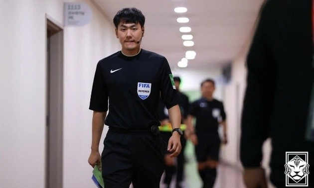 Südkoreas Schiedsrichter pfeift das Spiel zwischen U23-Teams Vietnams und Jordaniens