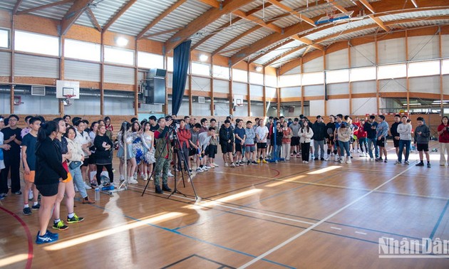Vietnamesische Studierende in Frankreich stärken ihren Austausch durch Badminton-Turnier