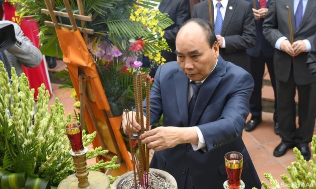 주석, 호 쑤언 흐엉 작가 및 응에안성 영웅열사 분향