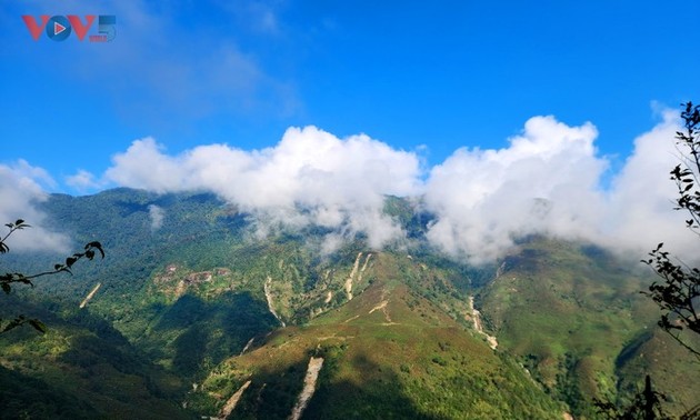 끼꼬안산(Ky Quan San) – 바익목르엉뜨(Bạch Mộc Lương Tử) 정상에서 구름과 사진 찍기