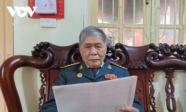 1975년 떠이응우옌 전투 승리 깃발에 서명한 영웅을 만나다