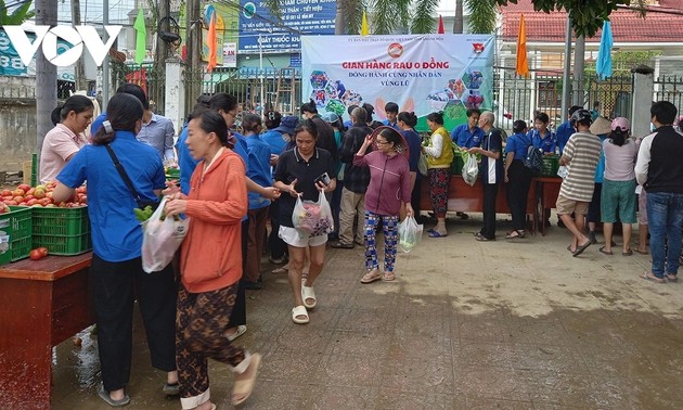 카인호아성, 홍수 지역 수재민을 위한 ‘0동짜리 채소 판매점’ 운영