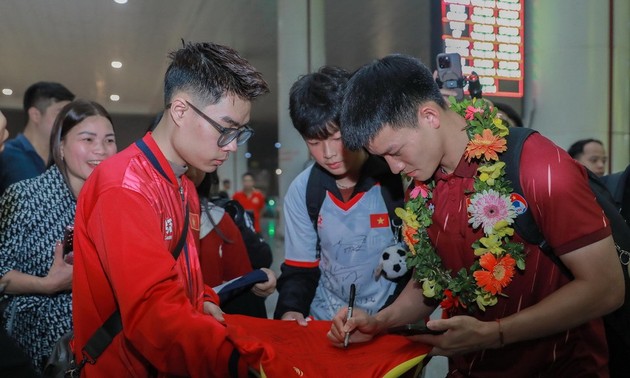 열광의 도가니… 팬들 품으로 돌아온 U-22 베트남 대표팀