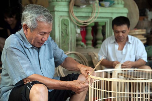 មុខរបរធ្វើទ្រុងចាបនៅភូមិ Canh Hoach