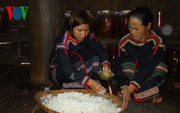 ជនជាតិ E De ផ្អាប់ស្រា - ដាស់ឲ្យរសជាតិនិទាឃរដូវភ្ញាក់ឡើង