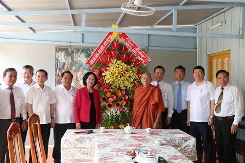 ប្រធានគណៈកម្មាធិការចលនាមហាជនមជ្ឈឹមវៀតណាមមកជូនពរពិធី វិសាខបូជានៅទីក្រុង Can Tho