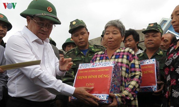 ឧបនាយករដ្ឋមន្រ្តីវៀតណាមលោក Trinh Dinh Dung សំណូមពរអោយបណ្ដាតំបន់មិនទុកអោយប្រជាជនស្នាក់នៅក្នុងនាវាទូកនៅពេលខ្យល់ព្យុះបក់បោក