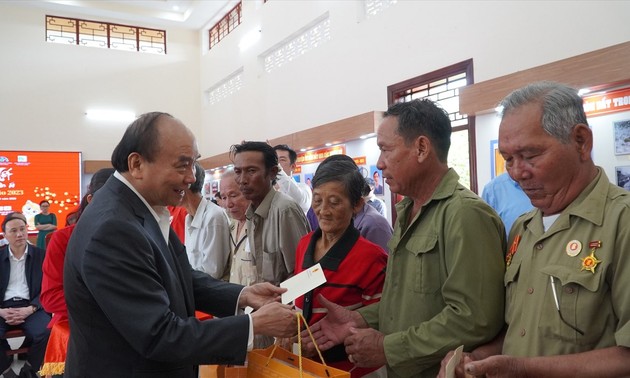 ប្រធានរដ្ឋវៀតណាម លោក Nguyen Xuan Phuc ប្រគល់អំណោយដល់ជនក្រីក្រ ក្នុងកម្មវិធី “បុណ្យតេតសប្បុរស” នៅ Kien Giang