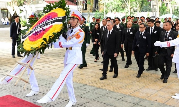 ប្រជាជននិងមិត្តភក្តិអន្តរជាតិបន្តមកគោរពវិញ្ញាណក្ខន្ធលោកអគ្គលេខាបក្ស Nguyen Phu Trong