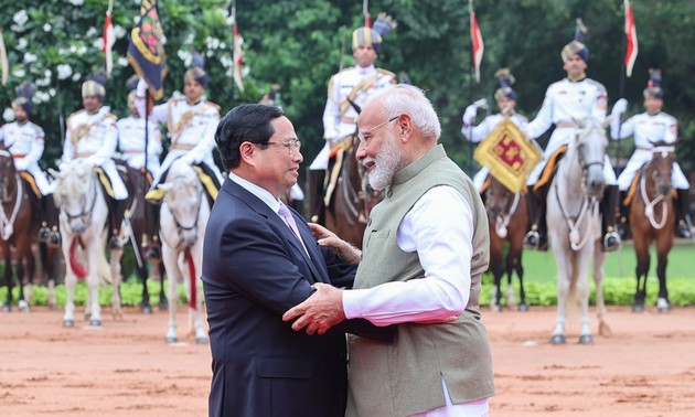 នាយករដ្ឋមន្ត្រីឥណ្ឌាលោក Narendra Modi អញ្ជើញធ្វើជាអធិបតីក្នុងពិធីបដិសណ្ឋារ កិច្ចថ្នាក់រដ្ឋចំពោះនាយករដ្ឋមន្ត្រីវៀតណាមលោក Pham Minh Chinh