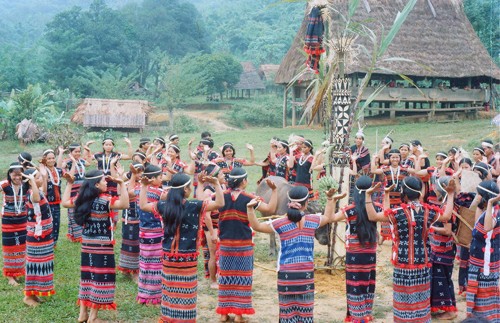 Tung Tung da da- របាំសក្ការថ្វាយទេវតារបស់ជនរួមជាតិជាជនជាតិ Co Tu។