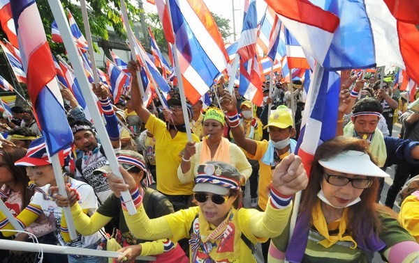 បាតុករថៃសម្រុកចូលអាគារដ្ឋាភិបាល