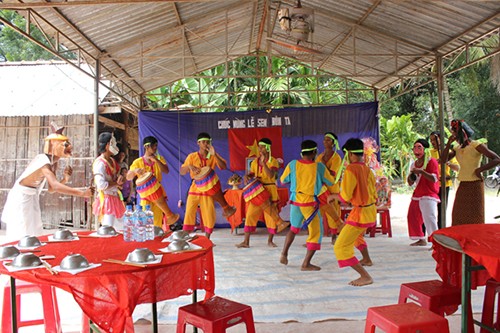 ជនរួមជាតិខ្មែរណាមបូសប្បាយរីករាយទទួលពិធីសែនដូនតា