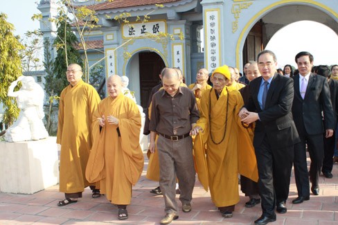 ប្រធានគណៈកម្មាធិការមជ្ឈឹមរណសិរ្យមាតុភូមិវៀតណាមទៅជូនពរឆ្នាំថ្មីអ្នកមុខអ្នកការនៃសមាគមពុទ្ធសាសនាវៀតណាម