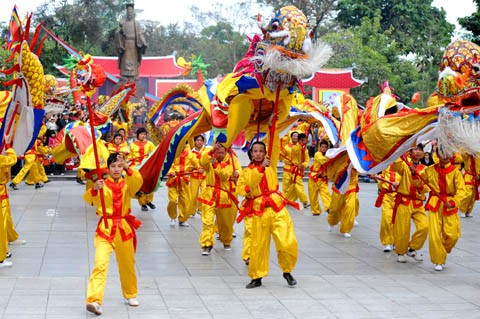 ពិធីបុណ្យដើមនិទាឃរដូវត្រូវបានរៀបចំឡើងជាច្រើនក្នុងទូទាំងប្រទេសវៀតណាម