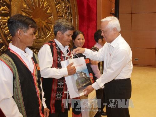 អនុប្រធានរដ្ឋសភាវៀតណាមទទួលជួបសន្ទនាជាមួយជនមានកិត្យានុភាពក្នុងសហគមន៍ជនរួមជាតិជាជនជាតិភាគតិច