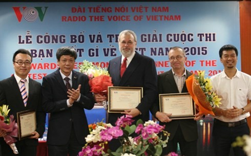 VOV ប្រគល់ពានរង្វាន់ការប្រឡង”មិត្តយល់ដឹងអ្វីអំពីវៀតណាម”ឆ្នាំ២០១៥