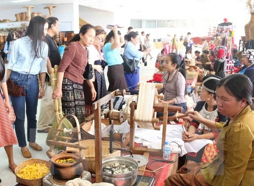 វៀតណាមចូលរួមផ្សារណាត់ទំនិញសិប្បកម្មវិចិត្រសិល្បៈឡាវ២០១៥