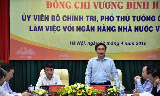 ឧបនាយករដ្ឋមន្ត្រី Vuong Dinh Hue ជួបធ្វើការជាមួយធនាគារជាតិ