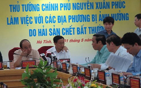 នាយករដ្ឋមន្រ្តីលោក Nguyen Xuan Phuc ជួបធ្វើការនៅខេត្ត Ha Tinh អំពីបាតុភូតត្រីងាប់មិនប្រក្រតី