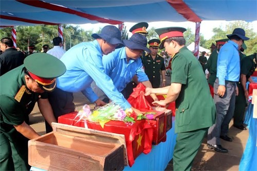 គោរពវិញ្ញណក្ខ័ន្ទនិងបញ្ចុះអិដ្ឋធាតុយុទ្ធជនស្ម័គ្រចិត្តវៀតណាមពលីជីវិតនៅកម្ពុជា