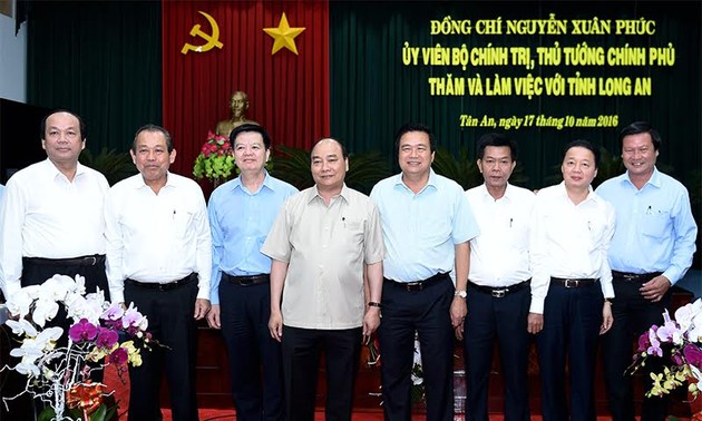 នាយករដ្ឋមន្ត្រីលោក Nguyen Xuan Phuc បញ្ជាណែនាំខេត្ត Long An ជម្រុញការរៀបចំរចនាសម្ព័ន្ធសេដ្ឋកិច្ចឡើង