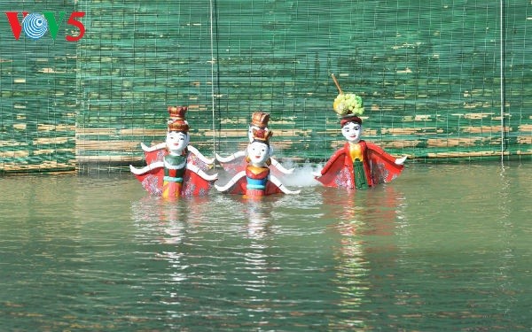 របាំតុក្កតាទឹកនៅភូមិ Dao Thuc ស្រុក Dong Anh ក្រុងហាណូយ