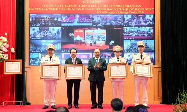 Presiden Nguyen Xuan Phuc Menyatakan: Keamanan Nasional Harus Menjadi Sumber Daya Penting untuk Membela dan Mengembangkan Tanah Air.