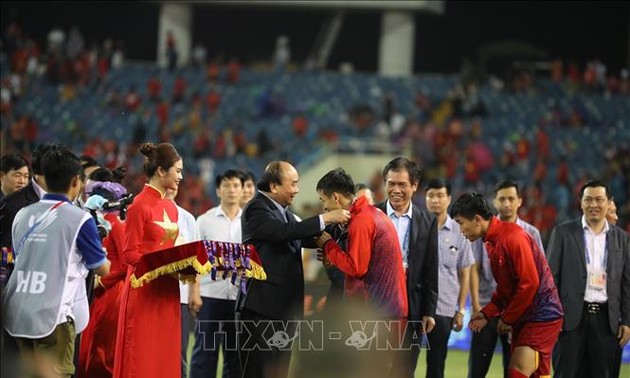 Pemimpin Partai dan Negara Memberikan Medali Kepada Tim Sepak Bola Putra Dengan Prestasi Tinggi di SEA Games ke-31