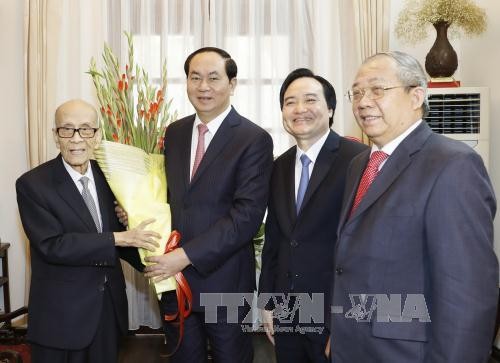 陈大光探望首都河内优秀知识分子并向其致以春节祝福