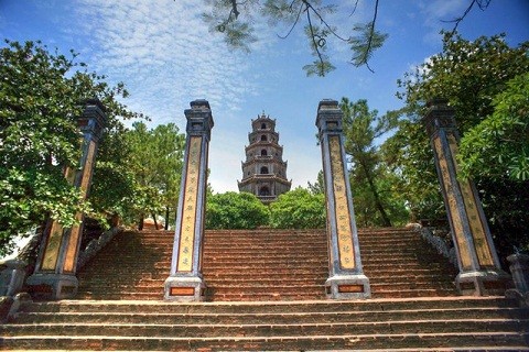 顺化市香江岸边神圣的天姥寺