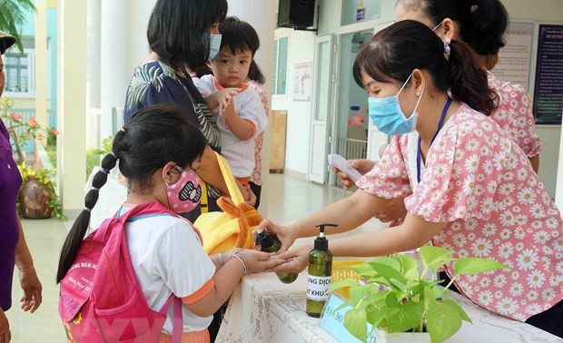 全国学生在严格防疫条件下返校