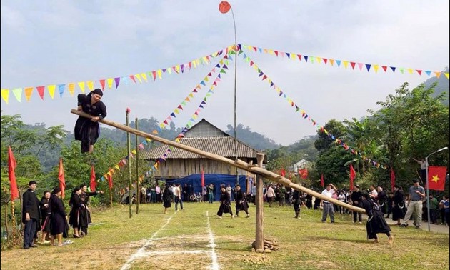 宣光省拉基族同胞欢庆新炊节