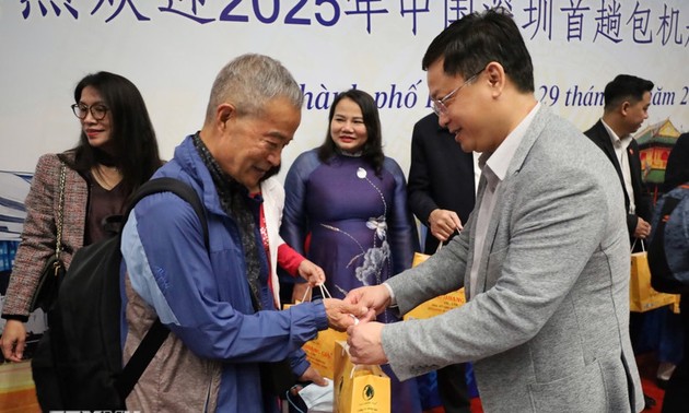 顺化迎来中国深圳首航包机