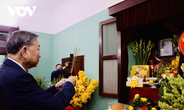 苏林在升龙皇城上香，并赴67号屋缅怀胡志明主席