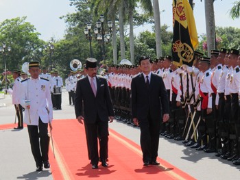 President Truong Tan Sang holds talks with Brunei Sultan Hassanal Bolkiah  