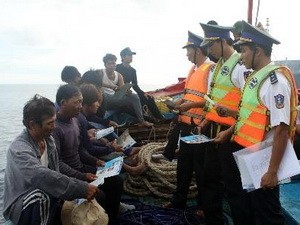 Tourists join the program to assist Hoang Sa, Truong Sa fishermen