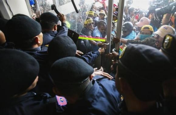 Thai police fire tear gas to disburse demonstrators